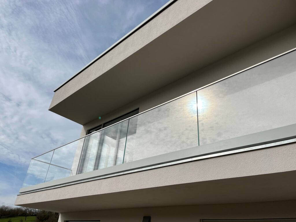 Ganzglas Balkongeländer Starkmetall